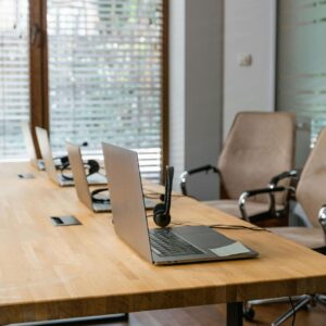 Влияние дизайна: Как цвет, свет и зонирование в коворкинге управляют вашей концентрацией и креативностью